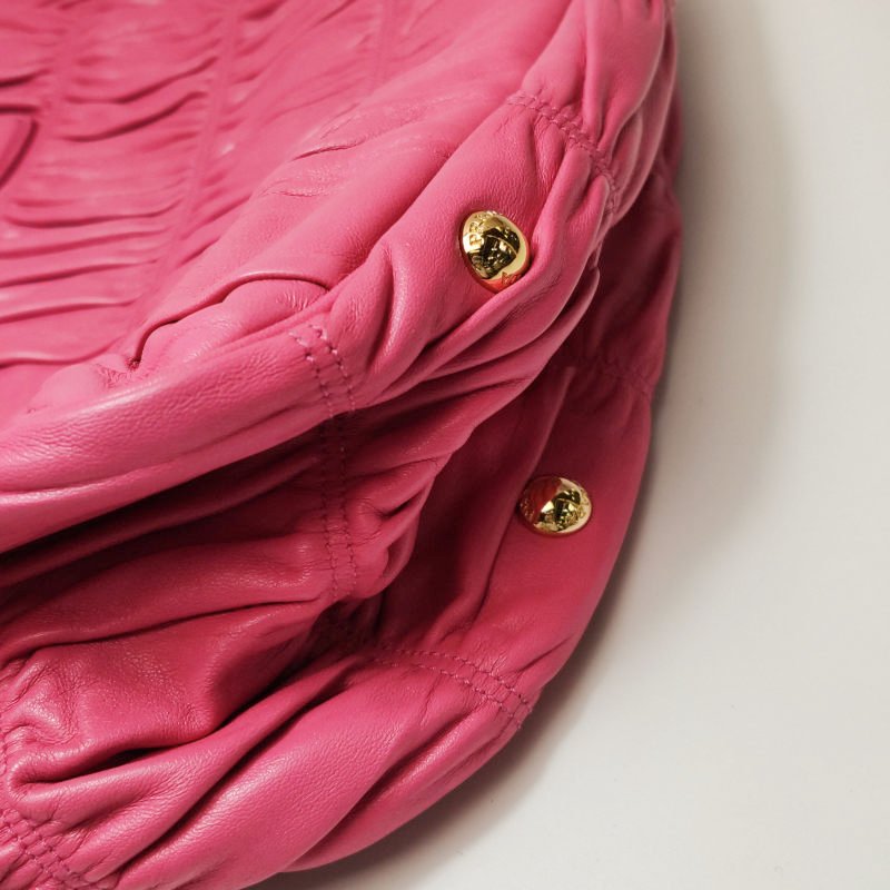 Prada Gaufire羊皮純色字母Logo褶皺斜挎包單肩包-21