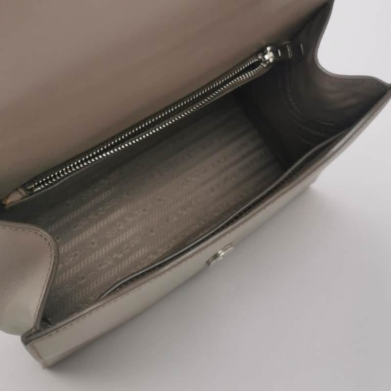 Prada牛皮純色字母Logo斜挎包單肩包-6