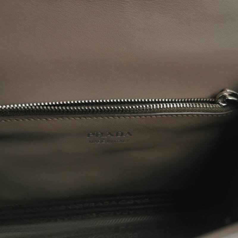 Prada牛皮純色字母Logo斜挎包單肩包-7