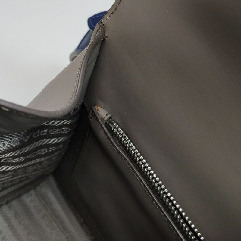 Prada牛皮純色字母Logo斜挎包單肩包-9