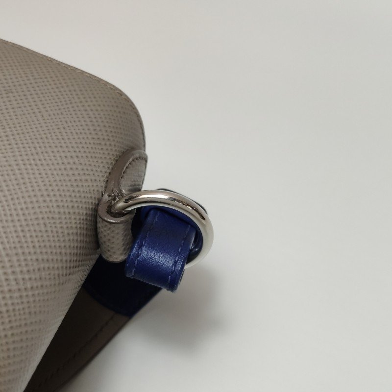 Prada牛皮純色字母Logo斜挎包單肩包-12