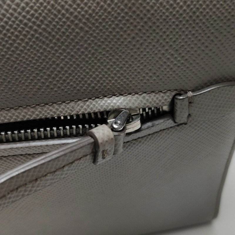 Prada牛皮純色字母Logo斜挎包單肩包-13