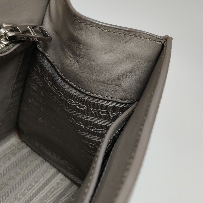 Prada牛皮純色字母Logo斜挎包單肩包-14