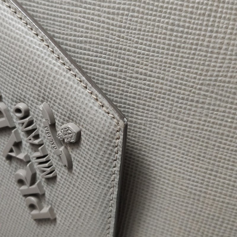 Prada牛皮純色字母Logo斜挎包單肩包-15