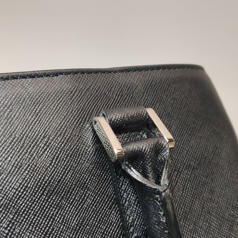 Burberry牛皮純色字母Logo手提包-11