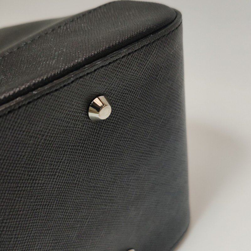 Burberry牛皮純色字母Logo手提包-12