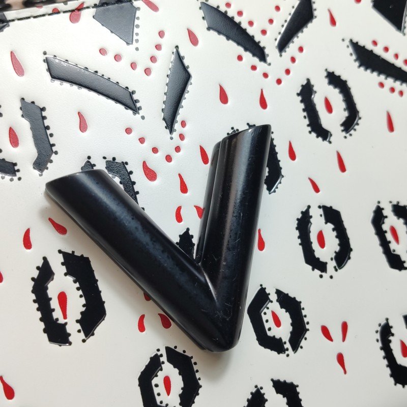 Louis Vuitton(LV)Twist中號牛皮紅點印花LV旋轉鎖扣斜挎包-11