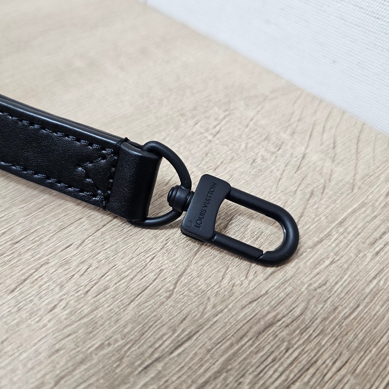 [少見配件品項☺️] LV黑牛皮消光黑釦掛飾/手腕帶-1