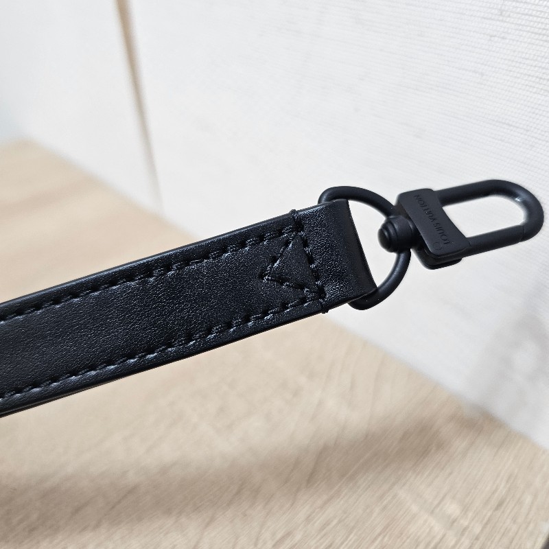 [少見配件品項☺️] LV黑牛皮消光黑釦掛飾/手腕帶-2