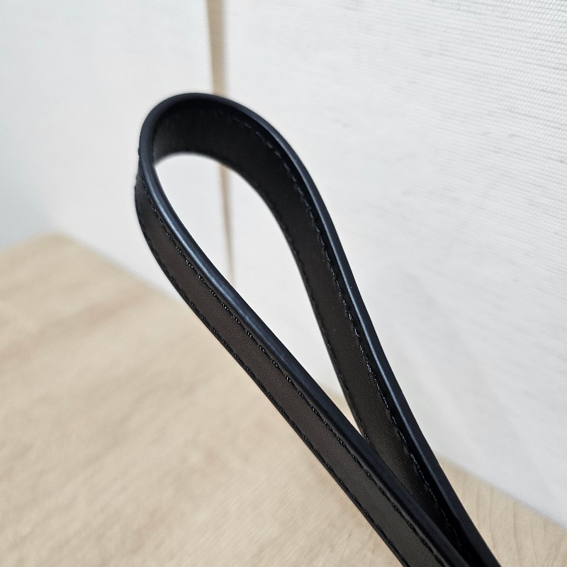 [少見配件品項☺️] LV黑牛皮消光黑釦掛飾/手腕帶-4