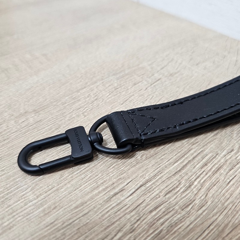 [少見配件品項☺️] LV黑牛皮消光黑釦掛飾/手腕帶-6