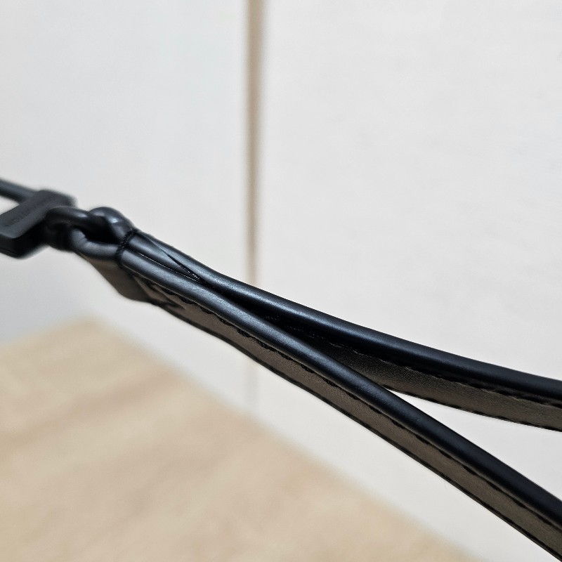 [少見配件品項☺️] LV黑牛皮消光黑釦掛飾/手腕帶-7