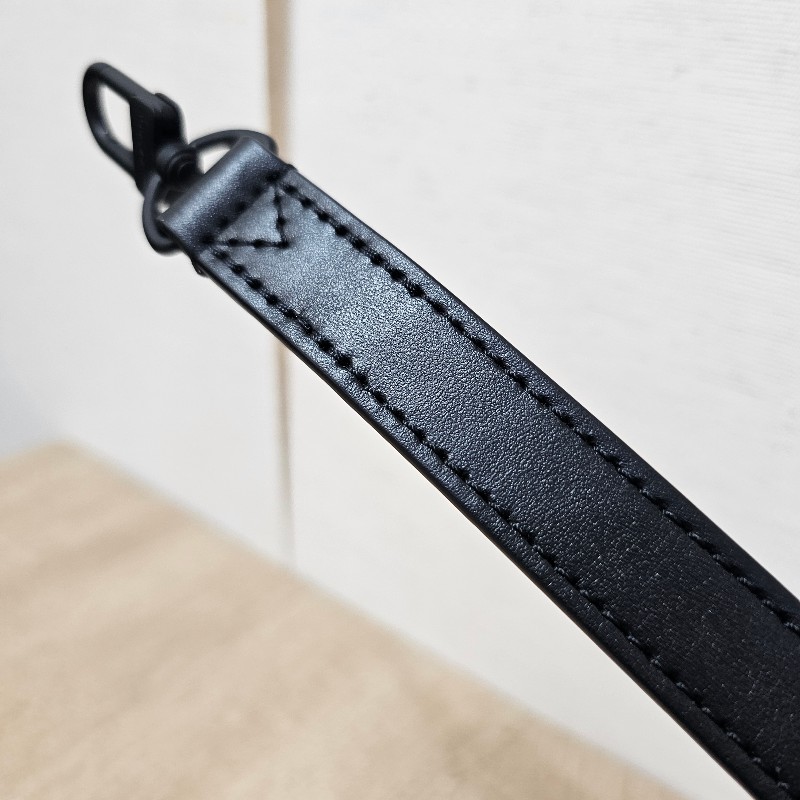 [少見配件品項☺️] LV黑牛皮消光黑釦掛飾/手腕帶-8