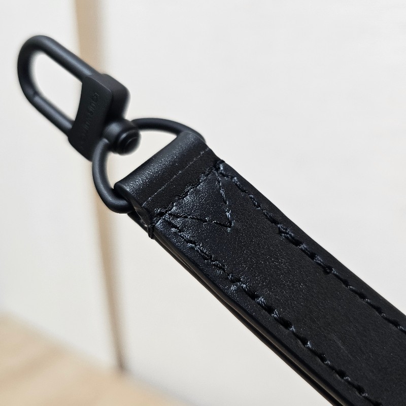 [少見配件品項☺️] LV黑牛皮消光黑釦掛飾/手腕帶-10