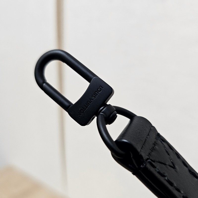 [少見配件品項☺️] LV黑牛皮消光黑釦掛飾/手腕帶-11