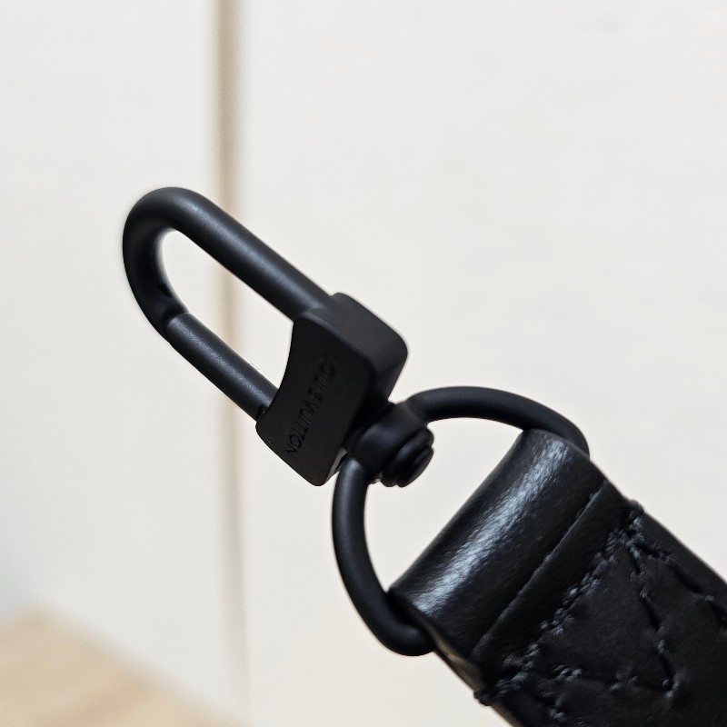 [少見配件品項☺️] LV黑牛皮消光黑釦掛飾/手腕帶-12