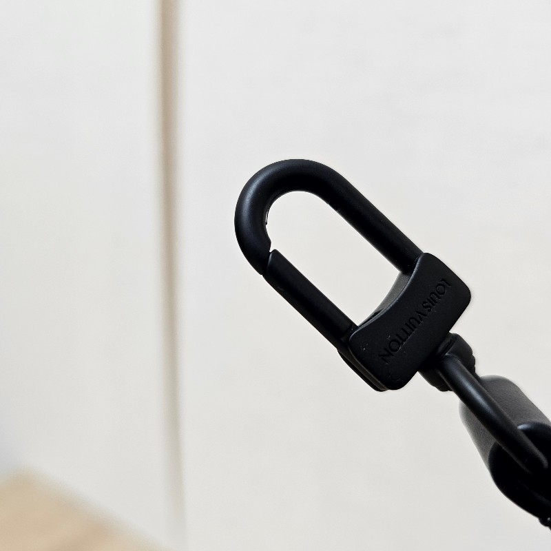 [少見配件品項☺️] LV黑牛皮消光黑釦掛飾/手腕帶-13