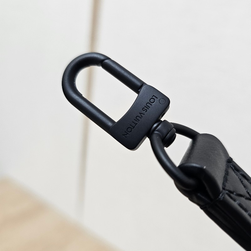 [少見配件品項☺️] LV黑牛皮消光黑釦掛飾/手腕帶-15