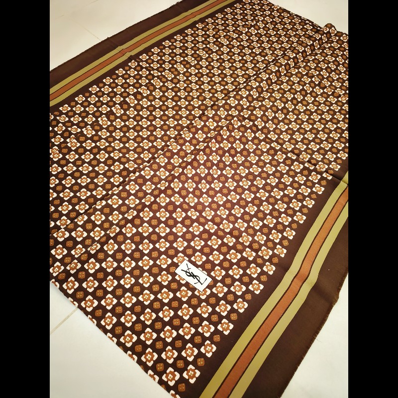 YSL 聖羅蘭咖色底幾何方塊花紋圍巾-1