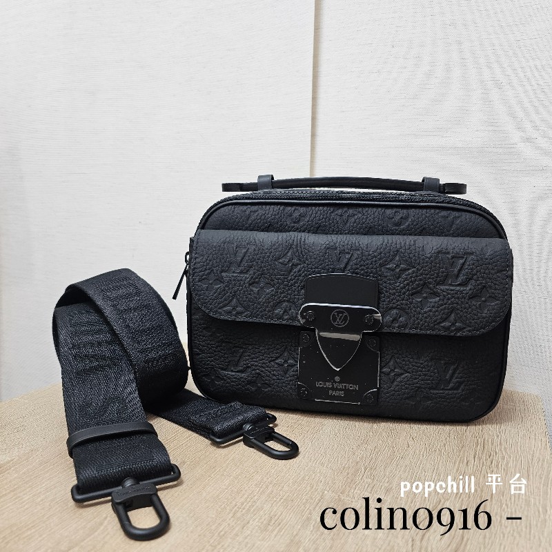 [全牛皮款🧧新年甜價] LV黑牛皮壓紋S-Lock黑釦肩斜背郵差包-0