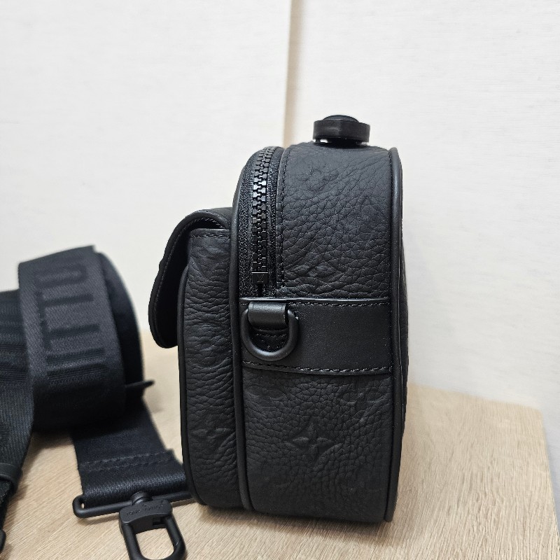 [全牛皮款🧧新年甜價] LV黑牛皮壓紋S-Lock黑釦肩斜背郵差包-1