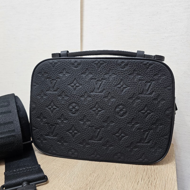 [全牛皮款🧧新年甜價] LV黑牛皮壓紋S-Lock黑釦肩斜背郵差包-2