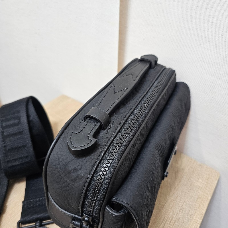 [全牛皮款🧧新年甜價] LV黑牛皮壓紋S-Lock黑釦肩斜背郵差包-4