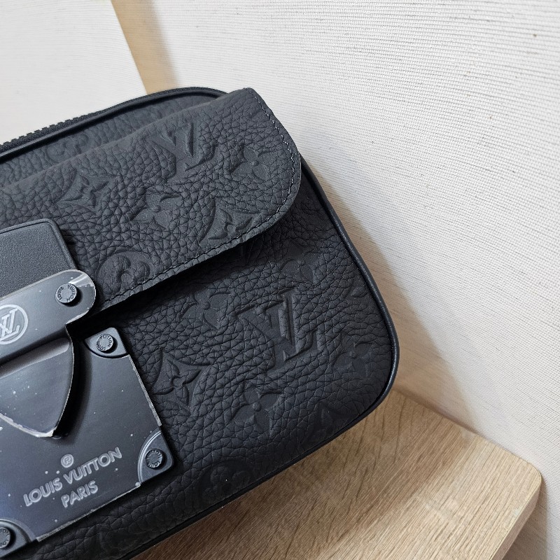 [全牛皮款🧧新年甜價] LV黑牛皮壓紋S-Lock黑釦肩斜背郵差包-6