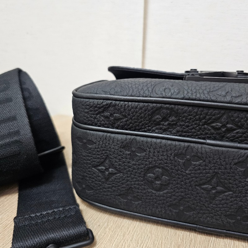 [全牛皮款🧧新年甜價] LV黑牛皮壓紋S-Lock黑釦肩斜背郵差包-8