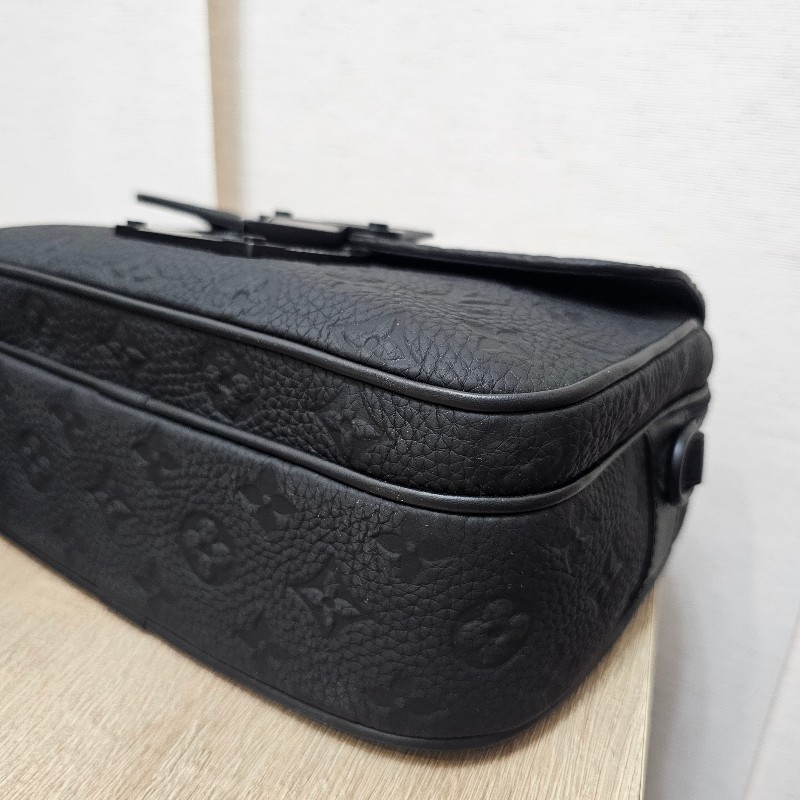 [全牛皮款🧧新年甜價] LV黑牛皮壓紋S-Lock黑釦肩斜背郵差包-9