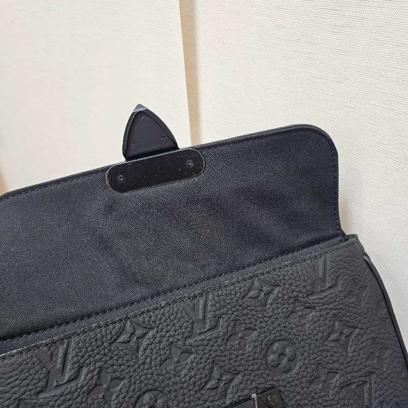 [全牛皮款🧧新年甜價] LV黑牛皮壓紋S-Lock黑釦肩斜背郵差包-10