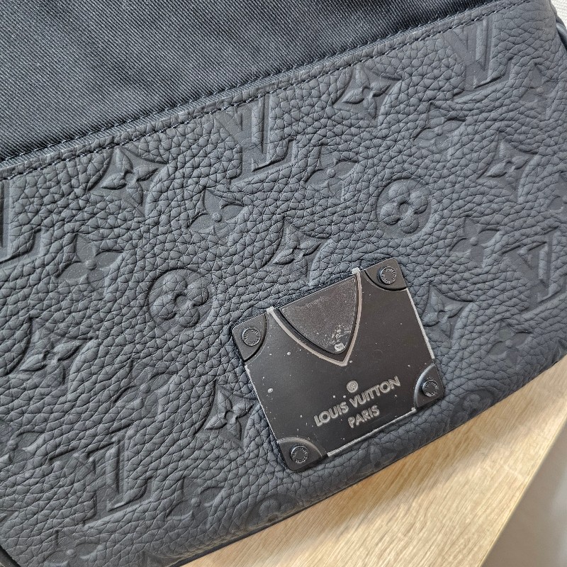 [全牛皮款🧧新年甜價] LV黑牛皮壓紋S-Lock黑釦肩斜背郵差包-11