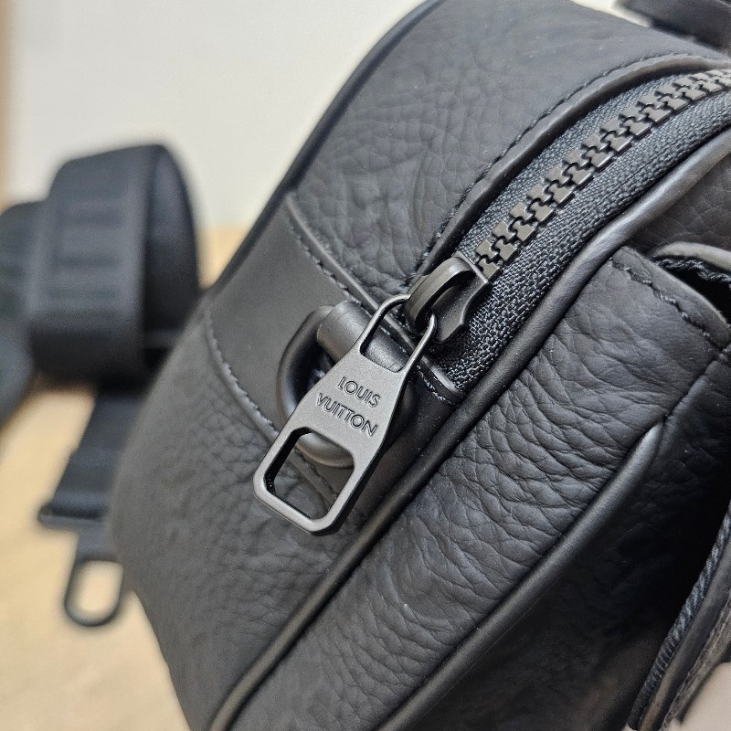 [全牛皮款🧧新年甜價] LV黑牛皮壓紋S-Lock黑釦肩斜背郵差包-12