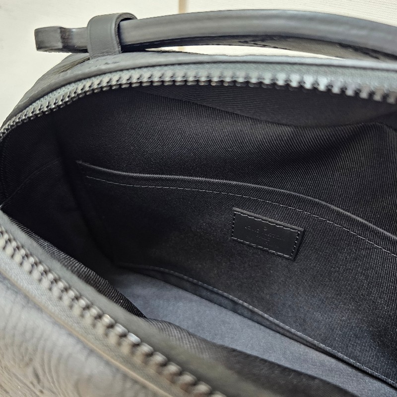 [全牛皮款🧧新年甜價] LV黑牛皮壓紋S-Lock黑釦肩斜背郵差包-14