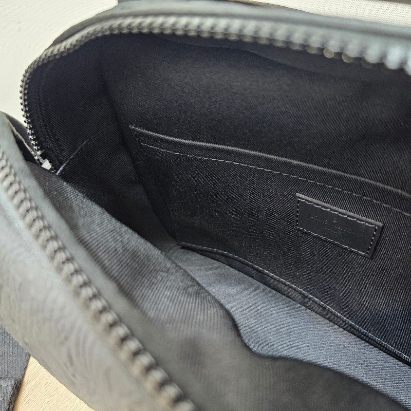 [全牛皮款🧧新年甜價] LV黑牛皮壓紋S-Lock黑釦肩斜背郵差包-15