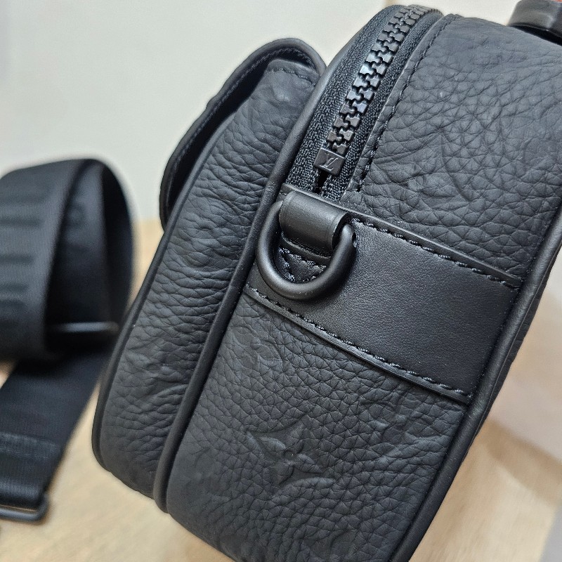 [全牛皮款🧧新年甜價] LV黑牛皮壓紋S-Lock黑釦肩斜背郵差包-16