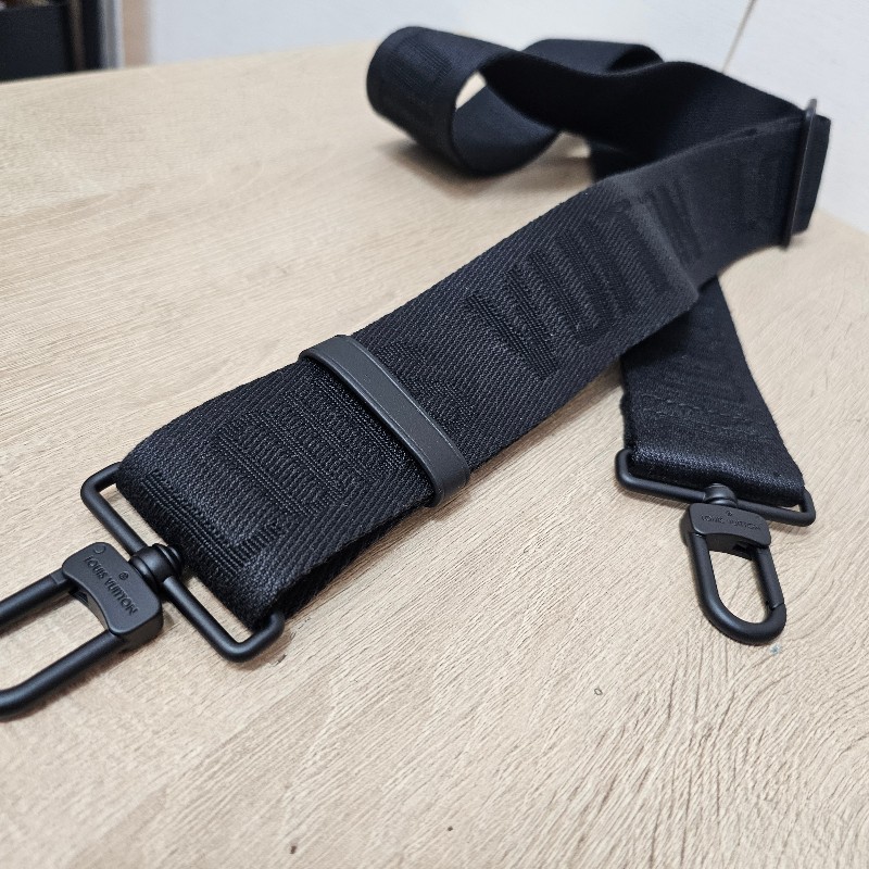 [全牛皮款🧧新年甜價] LV黑牛皮壓紋S-Lock黑釦肩斜背郵差包-19