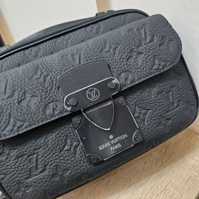 [全牛皮款🧧新年甜價] LV黑牛皮壓紋S-Lock黑釦肩斜背郵差包-21