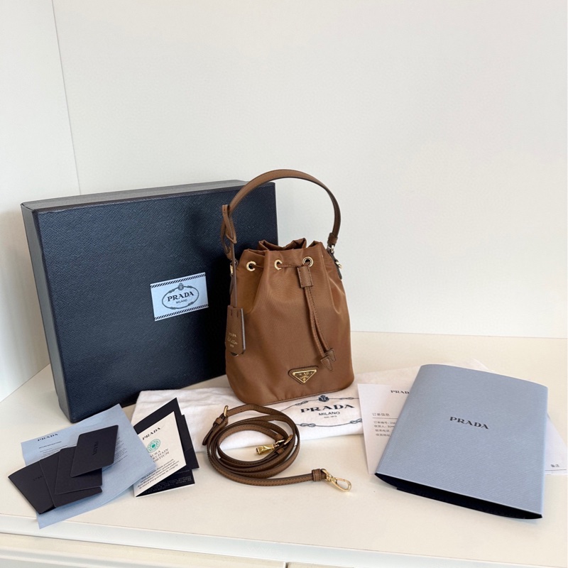 【全新全套🆕】prada 24年新款金棕色Re-EditionRe-Nylon 抽繩降落傘 mini水桶包 手提斜挎包-0