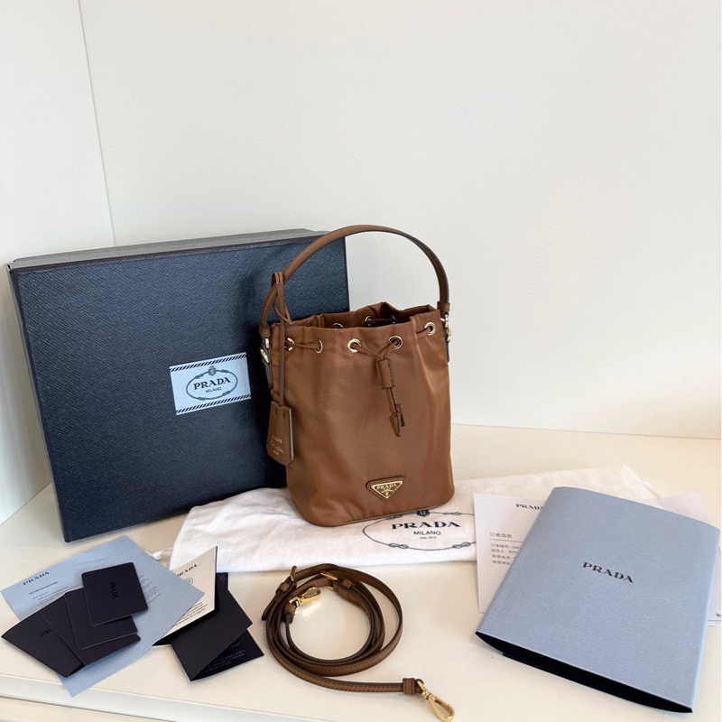 【全新全套🆕】prada 24年新款金棕色Re-EditionRe-Nylon 抽繩降落傘 mini水桶包 手提斜挎包-1