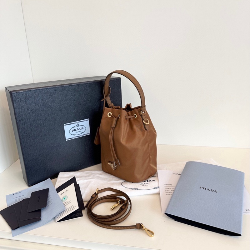 【全新全套🆕】prada 24年新款金棕色Re-EditionRe-Nylon 抽繩降落傘 mini水桶包 手提斜挎包-3