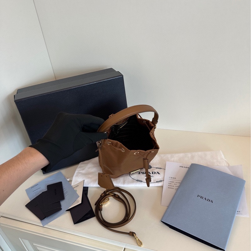 【全新全套🆕】prada 24年新款金棕色Re-EditionRe-Nylon 抽繩降落傘 mini水桶包 手提斜挎包-6
