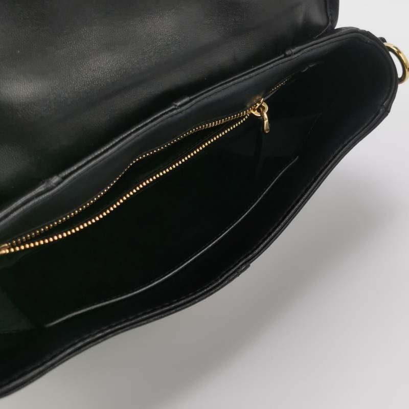 Miu Miu羊皮純色絎縫字母Logo金屬扣斜挎包單肩包-6