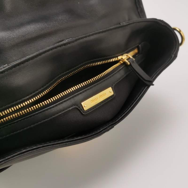 Miu Miu羊皮純色絎縫字母Logo金屬扣斜挎包單肩包-8