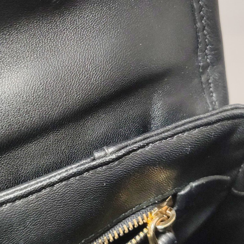 Miu Miu羊皮純色絎縫字母Logo金屬扣斜挎包單肩包-10