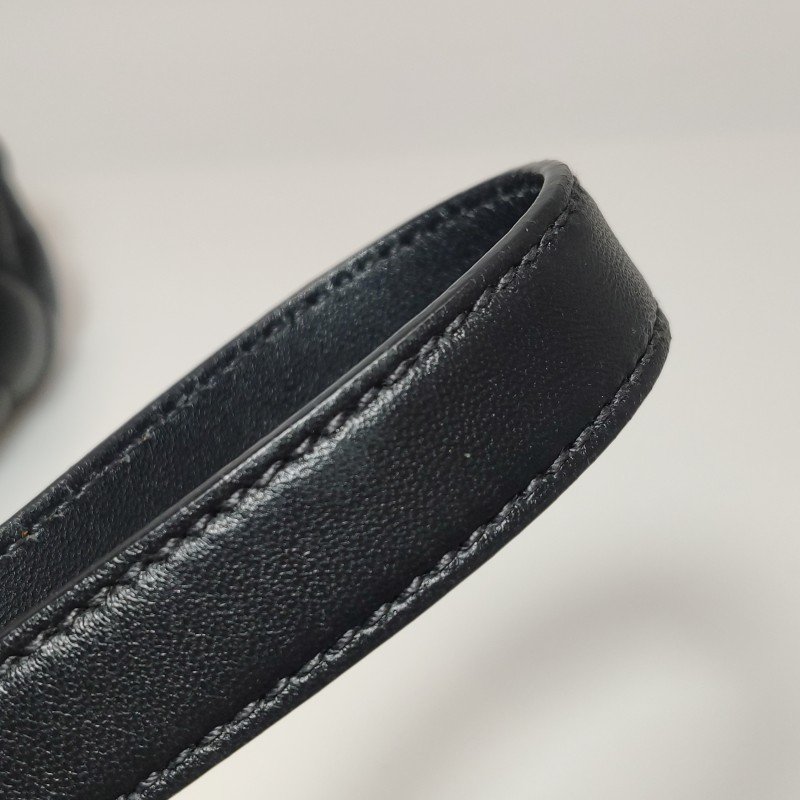 Miu Miu羊皮純色絎縫字母Logo金屬扣斜挎包單肩包-11