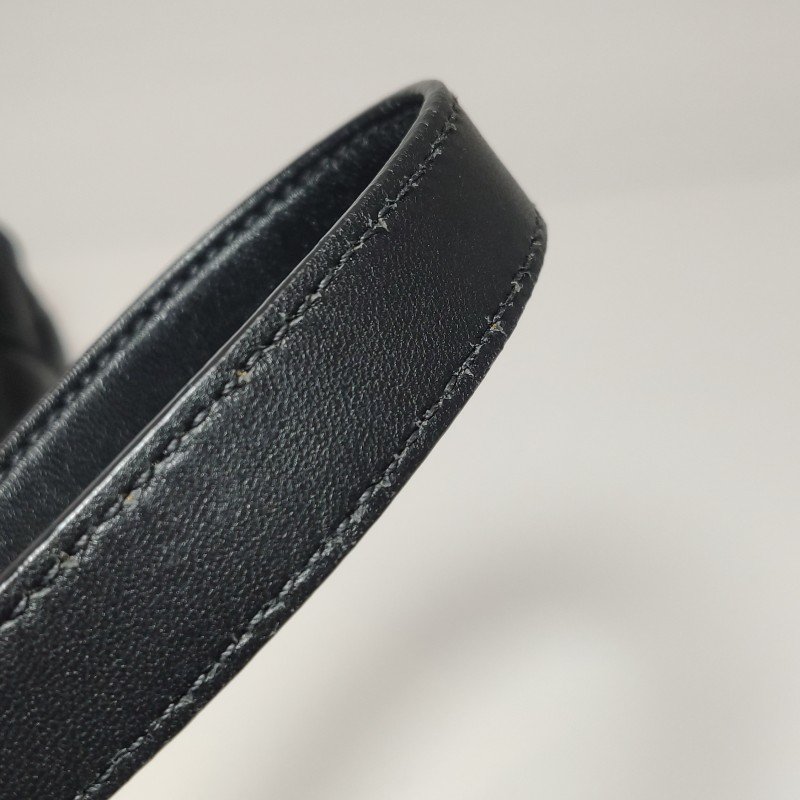 Miu Miu羊皮純色絎縫字母Logo金屬扣斜挎包單肩包-12