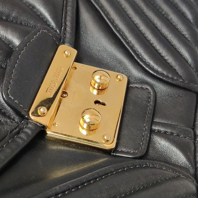 Miu Miu羊皮純色絎縫字母Logo金屬扣斜挎包單肩包-13