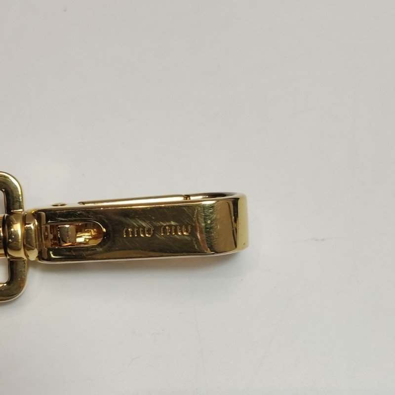 Miu Miu羊皮純色絎縫字母Logo金屬扣斜挎包單肩包-14