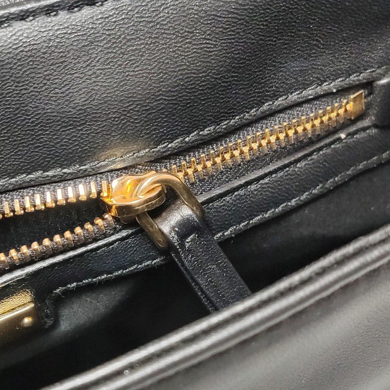 Miu Miu羊皮純色絎縫字母Logo金屬扣斜挎包單肩包-15